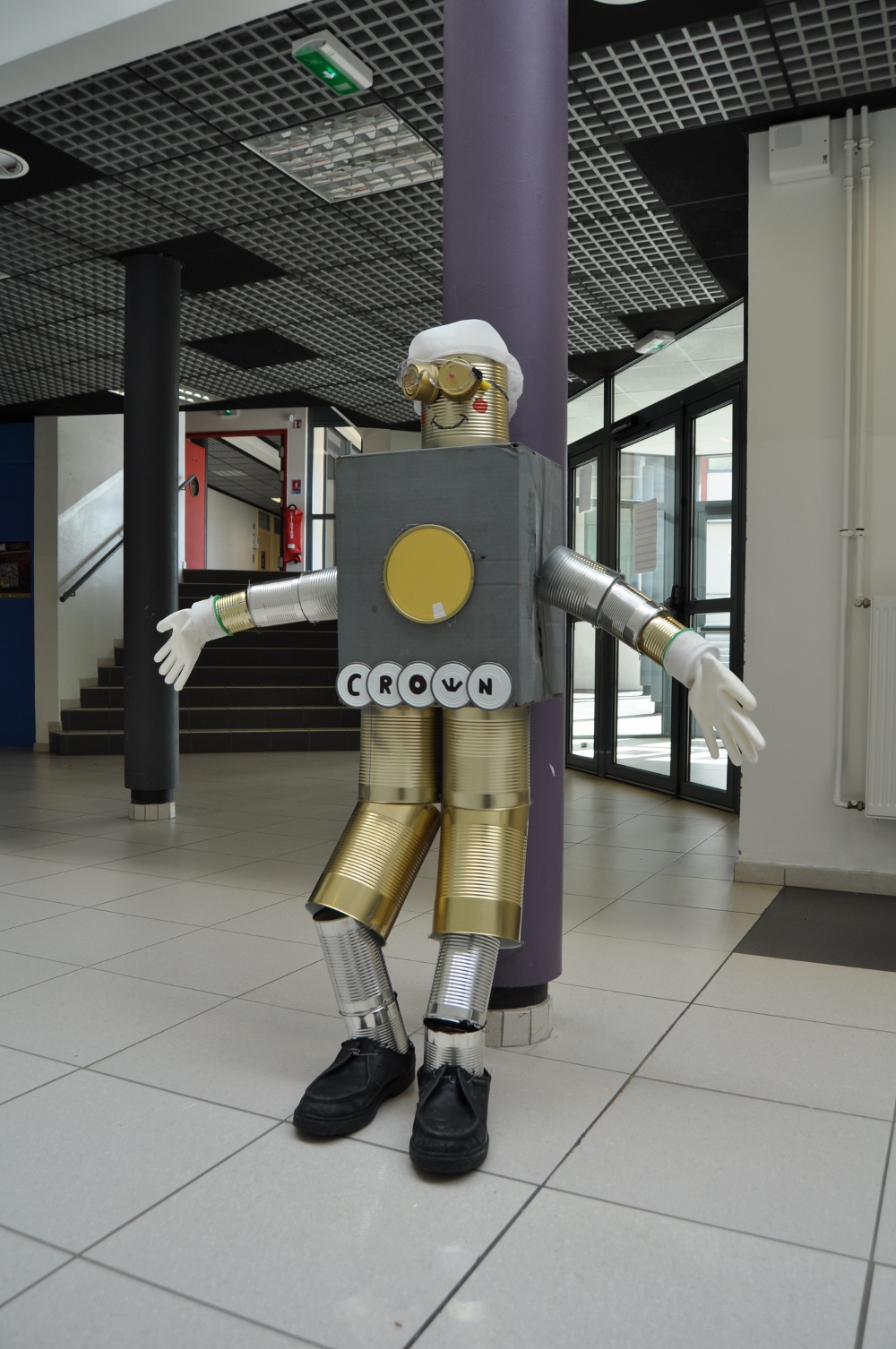 Mister Crown fini dans le hall du collège.
